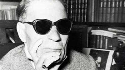 طه حسين الثائر في معرض الكتاب.. اصطدم بالإخوان ووصفهم بأنهم يتبعون الجهالة الإسلامية.. هاجم سعد زغلول.. استنكر دكتاتورية الأغلبية.. وانتصر للفقراء بمجانية التعليم