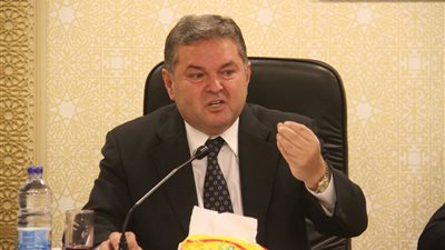 وزير قطاع الأعمال مازحا: «عندي حلول لكل الأزمات بس خايف من الحسد»