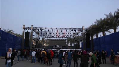 التجهيزات النهائية لحفل حماقي في الجامعة البريطانية (صور)