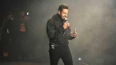 حفل حماقي بالجامعة البريطانية كامل العدد (صور)