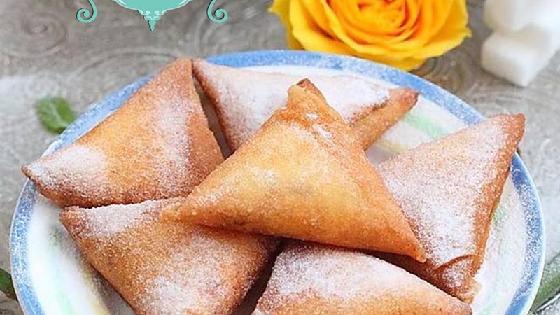 سمبوسة بالتفاح والقرفة