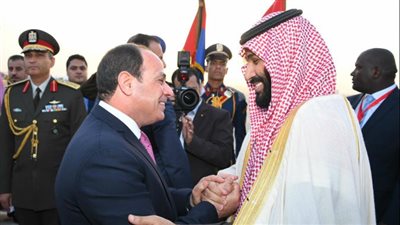 السيسي يودع ولي العهد السعودي بمطار القاهرة