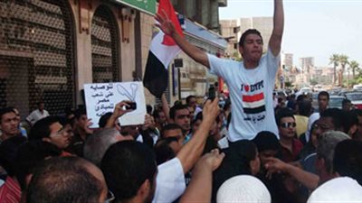 العشرات يحاصرون 