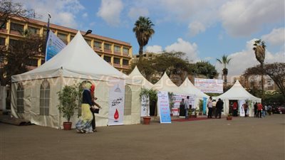 بالصور.. حملة للتوعية بمرض السكر وعيادات متنقلة بجامعة عين شمس