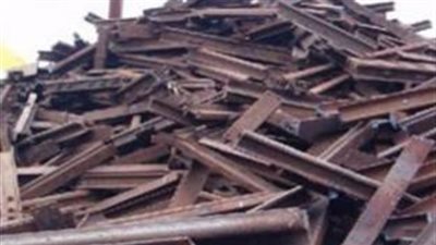 القبض على عاطل يسرق مهمات السكك الحديدية