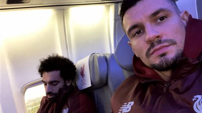 مدافع ليفربول ينشر صورة مع «صلاح» في الطائرة أثناء السفر لفرنسا