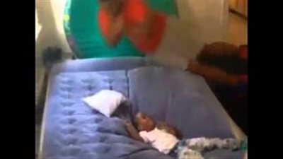 بالفيديو.. أم كادت تفقد طفلها بسبب هزارها المجنون