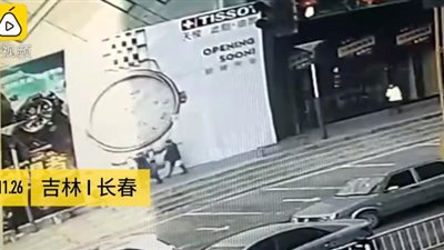 لافتة عملاقة تسقط فوق 4 من المارة بجوار مركز للتسوق (فيديو)