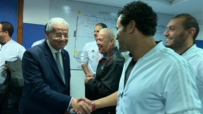 محسن صلاح وعادل فتحي يهنئان اللاعبين بالفوز على الأهلي (صور)