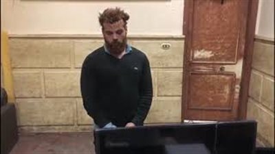 «30 ألف جنيه وسلاح ناري وأجهزة كمبيوتر» حصيلة مسروقات مقدم برامج (فيديو)