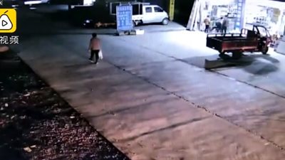 سائق مخمور يقتل عجوزا دهسا تحت عجلات دراجته النارية (فيديو)