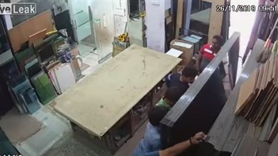 لقطات صادمة للحظة سقوط زجاج على عمال ( فيديو)