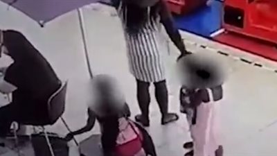 امرأة تستخدم أطفالها في سرقة حقيبة امرأة داخل مول ( فيديو)