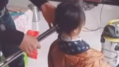 أب يمشط شعر ابنته في ثوان يشعل «فيس بوك»