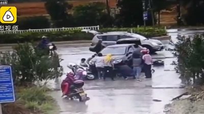 لحظة تعرض امرأة للدهس تحت عجلات سيارة (فيديو)