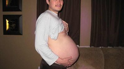 بالصور.. 54 رجلا خاضوا تجربة الحمل والولادة في أستراليا