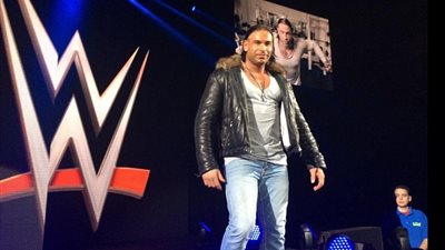 بالصور.. حارس ألمانيا يظهر على حلبة المصارعة للمرة الأولى