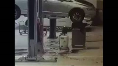 سقوط عامل بطريقة مروعة داخل ورشة سيارات (فيديو)