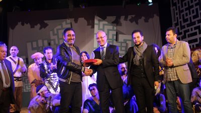 سفارة ليبيا تكرم «حدث في بلاد السعادة» على مسرح السلام (صور)