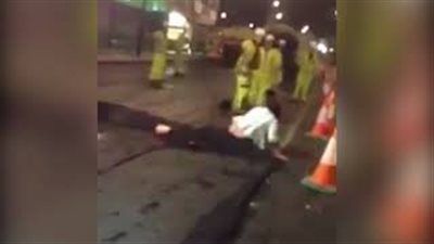 لحظة اعتداء عامل على امرأة مخمورة حاولت تعطيله (فيديو وصور)