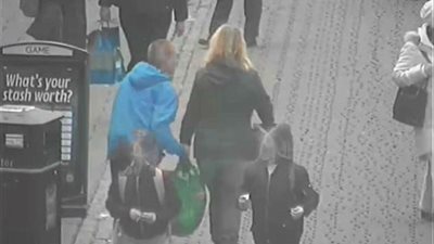 لحظة سرقة حرامي لحقيبة امرأة بخفة لا تصدق (فيديو وصور)