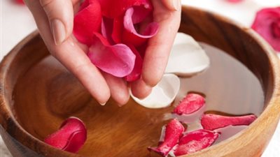 غسول ماء الورد لتفتيح الأماكن الداكنة