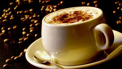 مشروب النسكافية بالحليب واللوز للدفء وطاقة شتوية مميزة