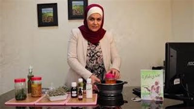 خطوات عمل الزيوت العشبية في البيت (فيديو)
