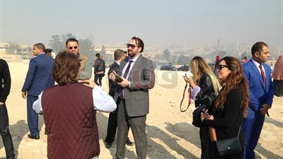 نيكولاس كيدج وهيلاري سوانك يزوران الأهرامات (صور)