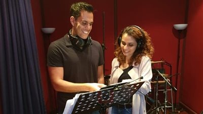 الموسيقار هشام خرما يتعاون مع نجمة Slumdog Millionaire لأول مرة (صور)