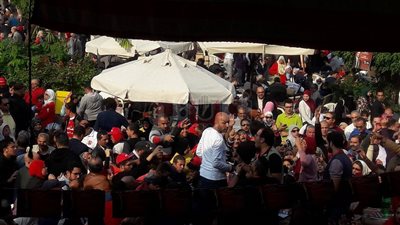 ساعات وتيشيرتات أبرز مظاهر الدعاية في الأهلي (فيديو وصور)