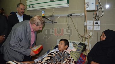 محافظ الإسماعيلية يهدي حلوى المولد لمصابي حادث الروضة