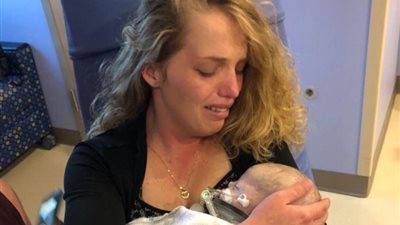 أب يقتل ابنته الرضيعة بضربها لعدم رغبته في تغيير الحفاض (فيديو)