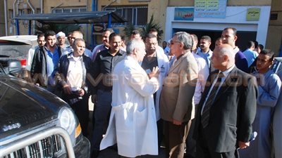 بالصور.. محافظ سوهاج يزور طالبات حادث ميكروباص دار السلام