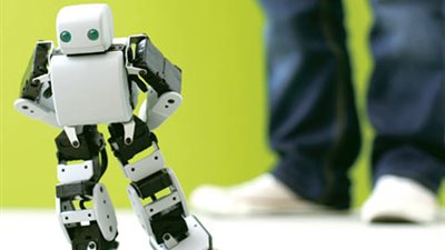 روبوت مكون من مجموعة روبوتات يمكنه لعب 