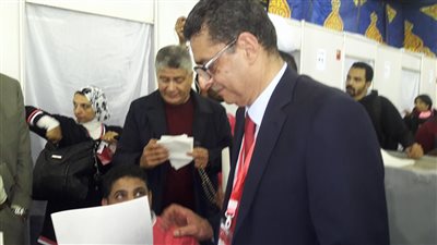 محمود طاهر يدلي بصوته في الدقائق الأخيرة لانتخابات الأهلي «صور»