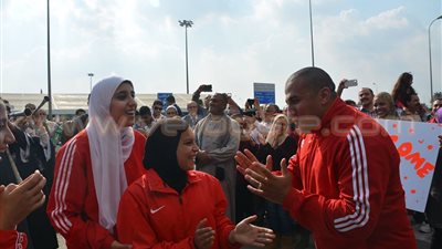بالصور.. استقبال منتخب الفراعنة للكاراتيه على أنغام الطبل البلدي