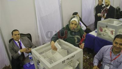 استمرار الزحام داخل المقر الانتخابي للأهلي قبل غلق اللجان بدقائق (صور)