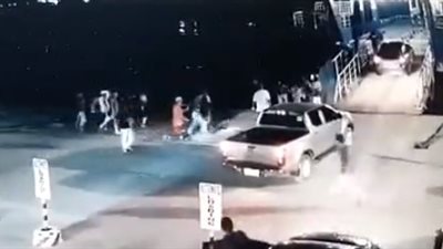 نهاية مروعة لسيارة فقد سائقها السيطرة على عجلة القيادة (فيديو)