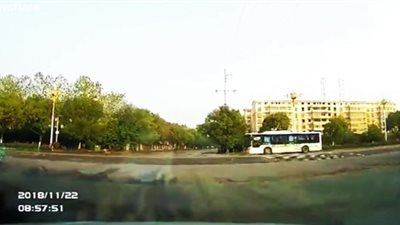 العناية الإلهية تنقذ سائق دراجة نارية من الدهس تحت عجلات شاحنة (فيديو)