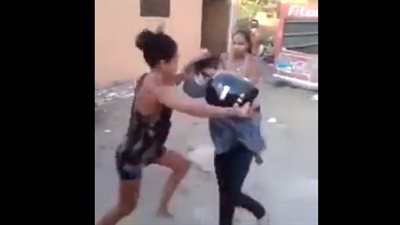 لقطات صادمة لاعتداء فتاتين على أخرى وقص شعرها (فيديو)