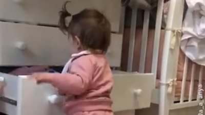 تصرف طفلة في غرفتها يشعل «فيس بوك» (فيديو)