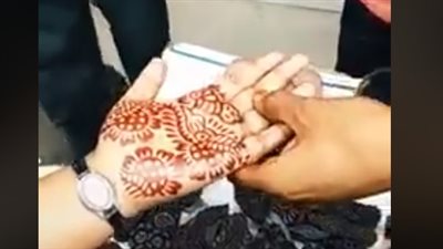 شاب يبتكر طريقة لنقش الحناء على الأيدي بثوان (فيديو)