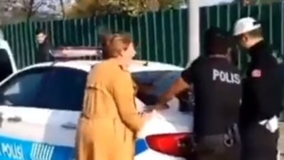 أغرب رد فعل لامرأة تقود سيارتها بدون رخصة (فيديو)