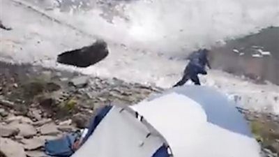 متسلق ينجو من صخرة طن تنحدر نحوه (فيديو وصور)