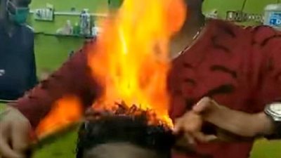 حلاق هندي يحلق شعر زبائنه بالنيران (فيديو وصور)