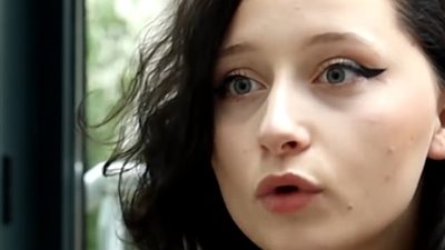 صبغة شعر تضخم حجم رأس امرأة بشكل بشع (صور)