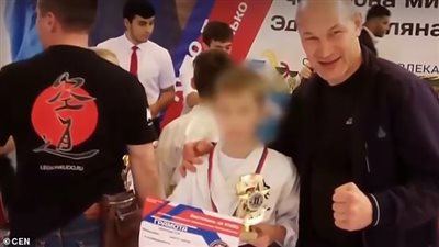 مدرب يركل طفلا في وجهه لخطئه خلال التمرين (فيديو وصور)