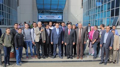 «أبو العينين» يحاضر بجامعة النيل ويتحدث عن تجربته في مجال الصناعة (صور)