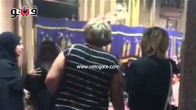 بالفيديو.. «طليقة» طرابيك تثير القلق في عزائه بعد جلوسها أمام «أرملته»